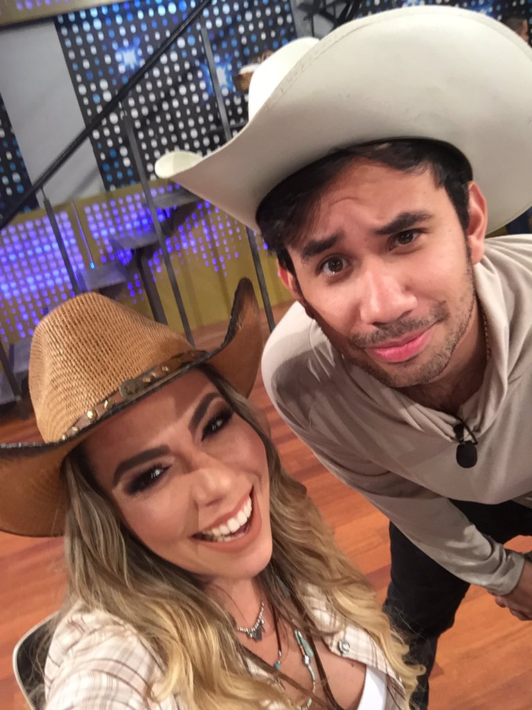 En la mesa !! De #esshowenel6 el adorable <a href="/werevertumorro/">GABO MONTIEL</a> vía <a href="/multimediostv/">multimedios tv</a> cambialeeee !! RT
