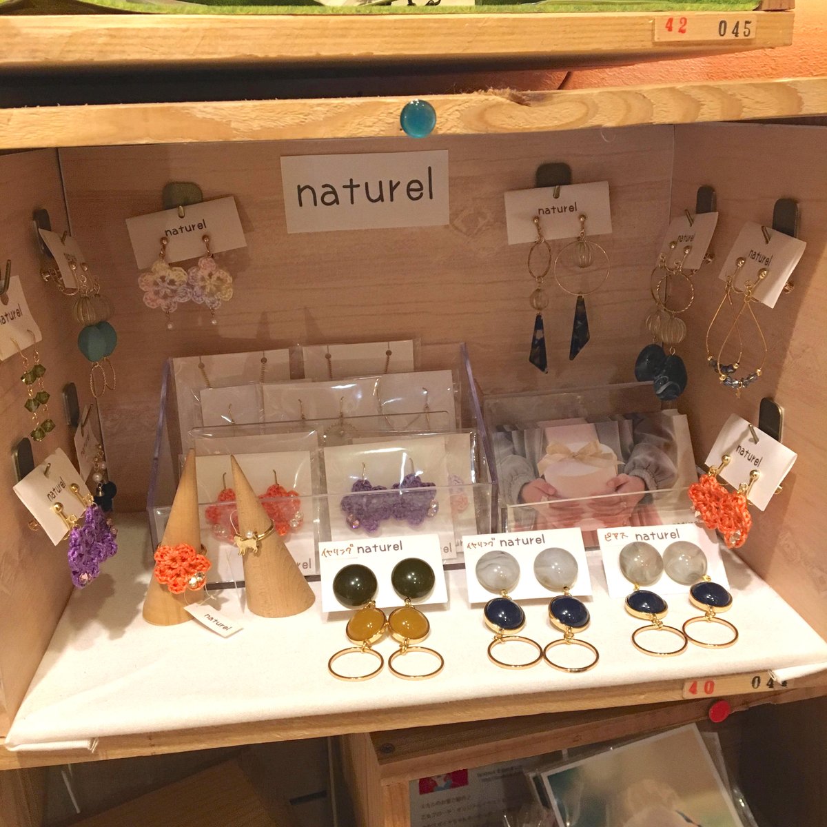 Hattifnattの雑貨屋さん A Twitter 秋カラーの大きな耳飾り Naturel さん Naturel Mi のboxには大きくて存在感のある秋冬カラーの耳飾りが仲間入りしました 大人っぽいデザイン落ち着いたデザインのものや カラフルな女の子らしいデザインのものなどいろんな