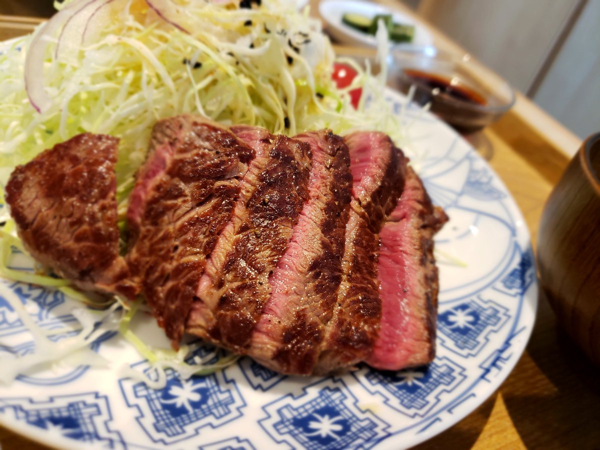 秋光の卵は濃厚卵黄 渋谷ストリーム Teppan Kitchen 鉄板焼きのお店 ランチは全部定食でお好み焼きとステーキとハンバーグがありました 私はランプステーキ定食 脂身無くてサッパリ Ch サラダに乗ってる大黒寺納豆 黒い粒 が癖になる 美味しい