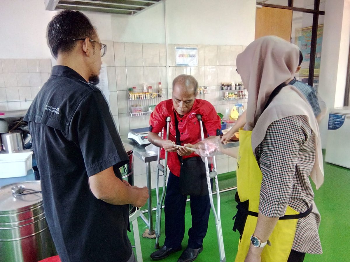 bbp3kp's tweet photo. Kunjungan Poklahsar Berkat Sejahtera, Banjarbaru, Kalimantan Selatan yang memproduksi ekstrak albumin ikan gabus Hafizalmin ke @bbp2hp dlm rangka konsultasi pengembangan usaha, diterima o/ Kasie Sarana Pengembangan Usaha dan perwakilan fungsional perekayasa (9/10). @Ditjen_PDSPKP https://t.co/t66rE3QGb9