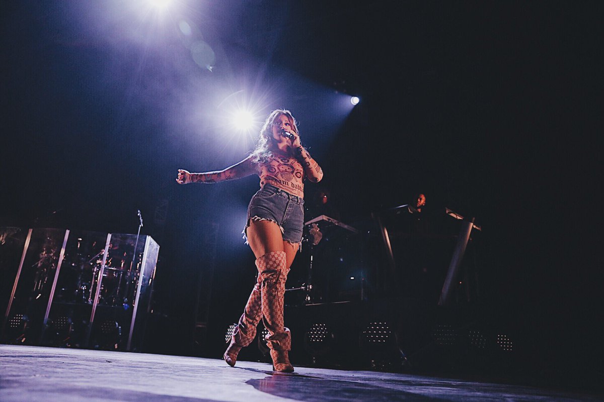 marroncreatives's tweet photo. Feels Right @alinabaraz
📸 :@GoldenvoiceSF
#TheColorOfYou #UrbanFlora https://t.co/YuPNJqIodt