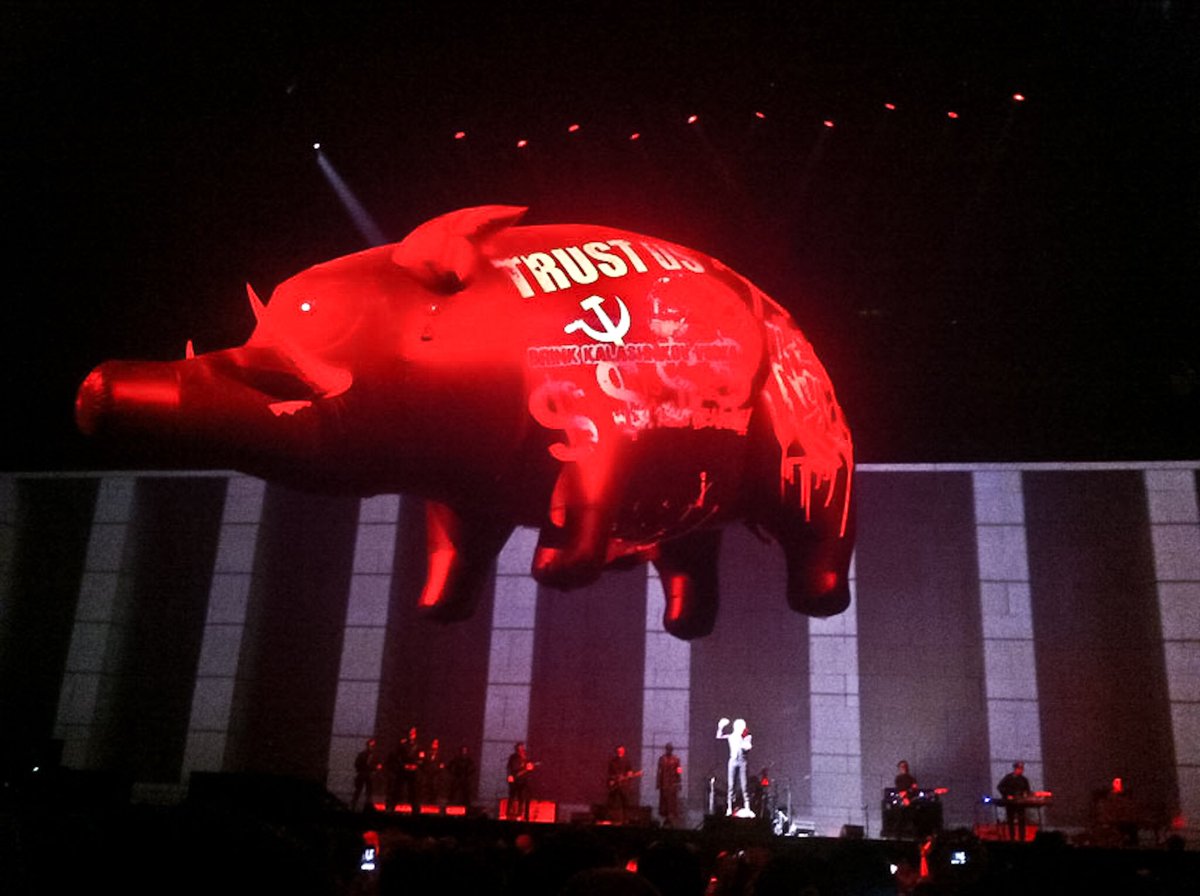 NaoInviabilize's tweet photo. as mãos do PT abraçam Roger Waters mais um petralha beneficiado pela lei rua ney #RedFloyd https://t.co/Ng48XK1xtV