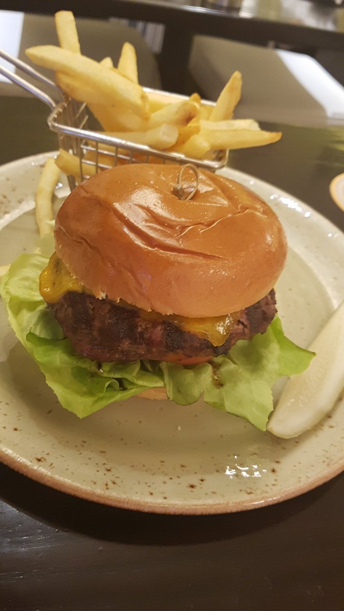 sparrowhawk80's tweet photo. Edel geht die Welt zugrunde.
#Steakbreakfast #Avocadolunch #Oysterafternoonsnack #Vagyuburgerdinner
#Honeymoon https://t.co/0oHdLeF84o