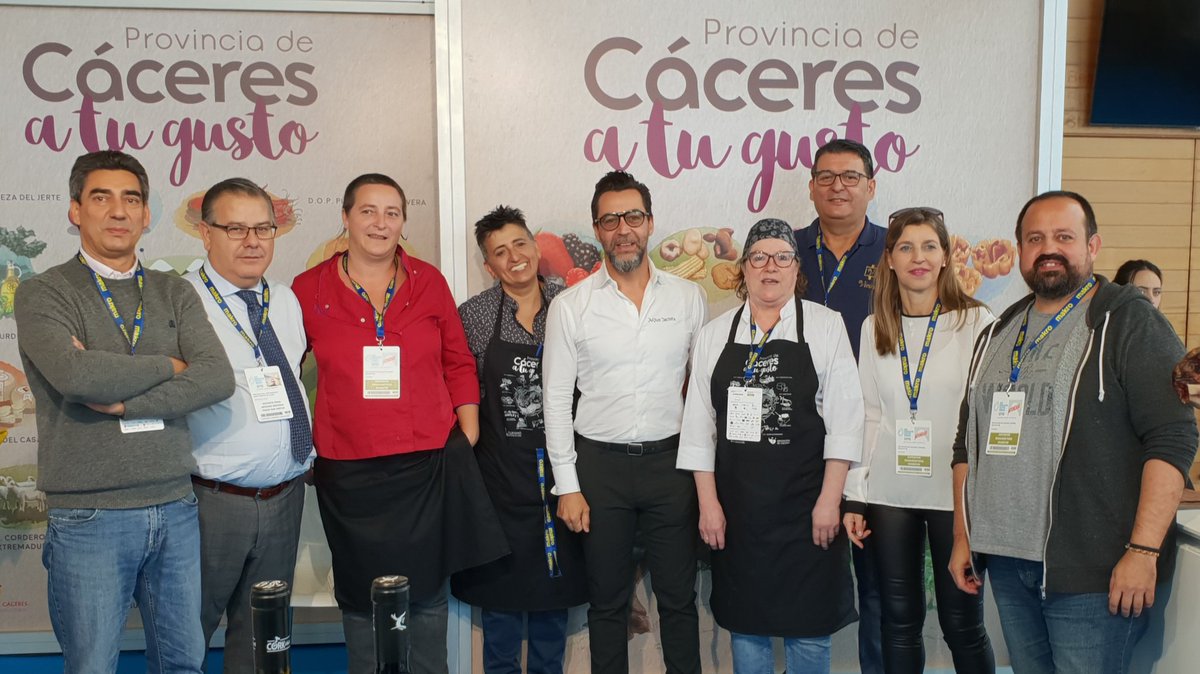 Turismo_DipCC's tweet photo. Gracias @QiqeDacosta por tu visita al stand de @DiputacionCC en @ssgastronomika
Provincia de Cáceres
#ColeccionaMomentos
#ssg18 https://t.co/pPbQyDWu0X