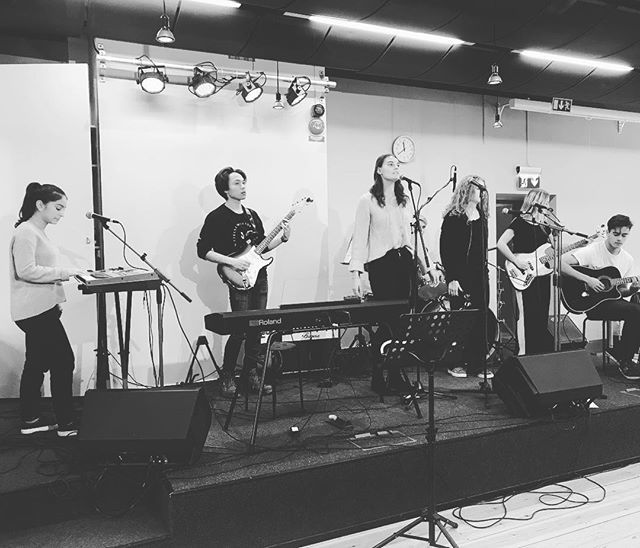 Missa inte dagens härliga lunchkonserter. Ljuv musik serveras av våra duktiga treor! #vrgodenplan #vrskolor #vrg ift.tt/2Oj5tnG