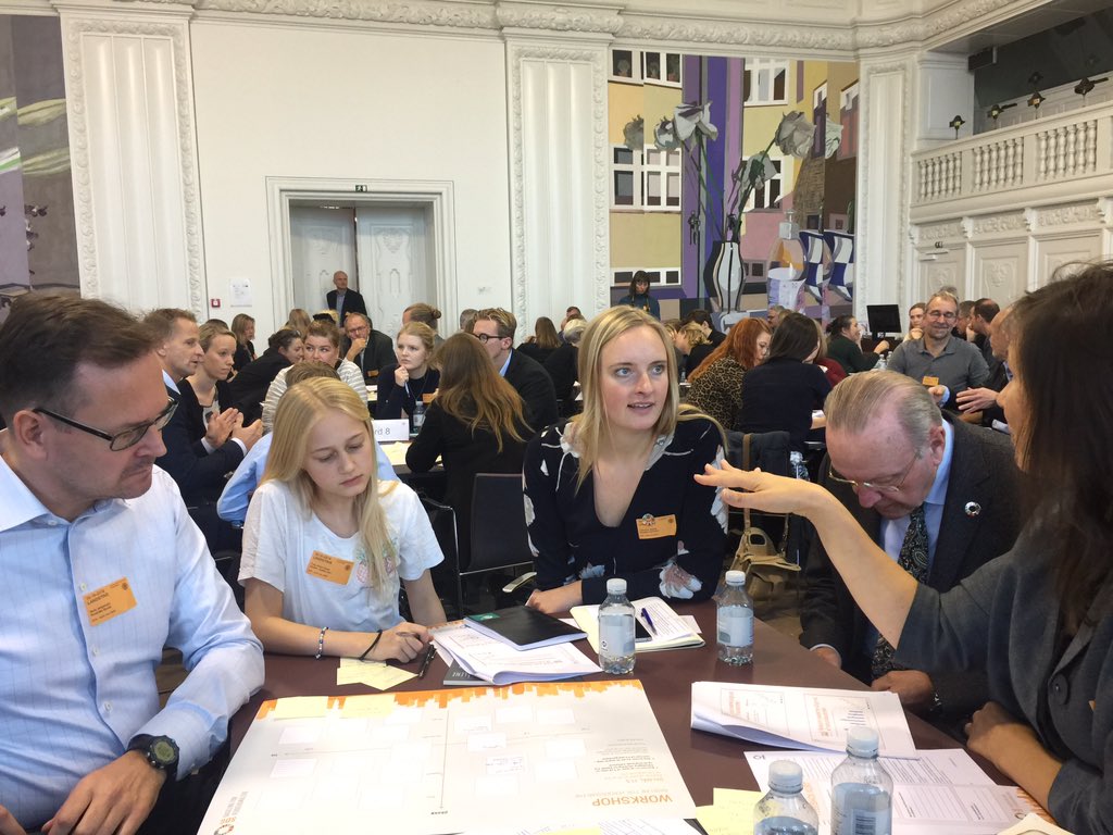 UNDP_Denmark's tweet photo. #verdensmålene for og med unge! De nye unge klima-ambassadører deltager aktivt på #multistakeholderforum på Christiansborg, & præsenterer forslag til konkrete tiltag for at nå særlig #sdg11 i kommunerne #2030Netværket @Kirstenbrosbol @Kristian_Jensen https://t.co/xKb876vXuZ