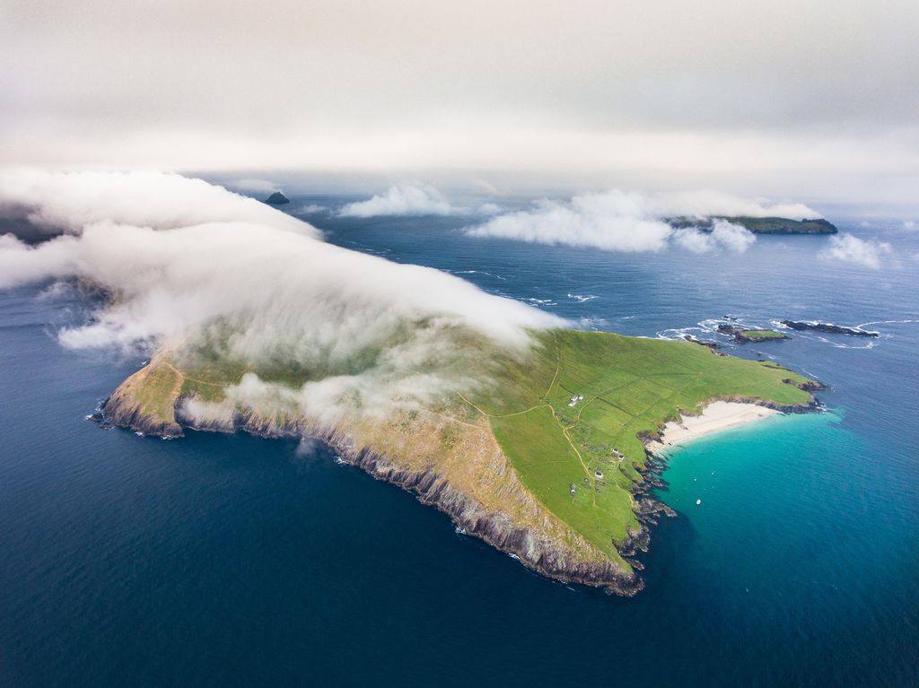 lovingireland18's tweet image. The Irish say that if you only have the opportunity to see an area of your green country, it must be Dingle. Prepare your travelling friend to discover the breathtaking views of the Blasket Islands and its surroundings. What are you waiting for?