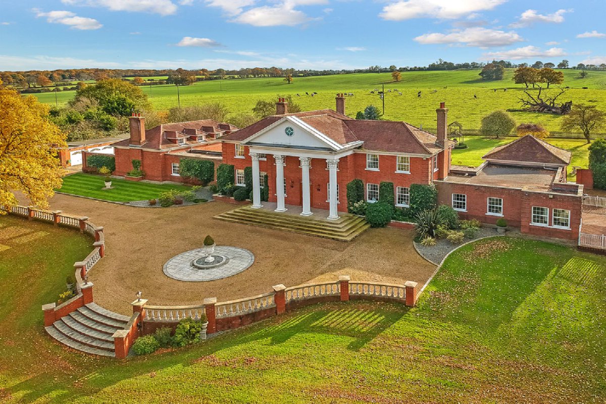 ChewtonRose's tweet image. A country mansion, Albyns Hall is set in magnificent grounds at Stapleford Tawney, offering spectacular living and leisure space. #Inspiration #Mansion #ChewtonRose