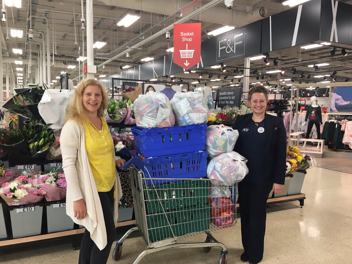 krystygill's tweet photo. Light refreshment for @LowbrookAcademy for 300 kids to help with Children’s Christmas Market #tescointhecommunity @Tesco_SouthEast @millikrisz @Futchyy https://t.co/Pc77h1BkSp