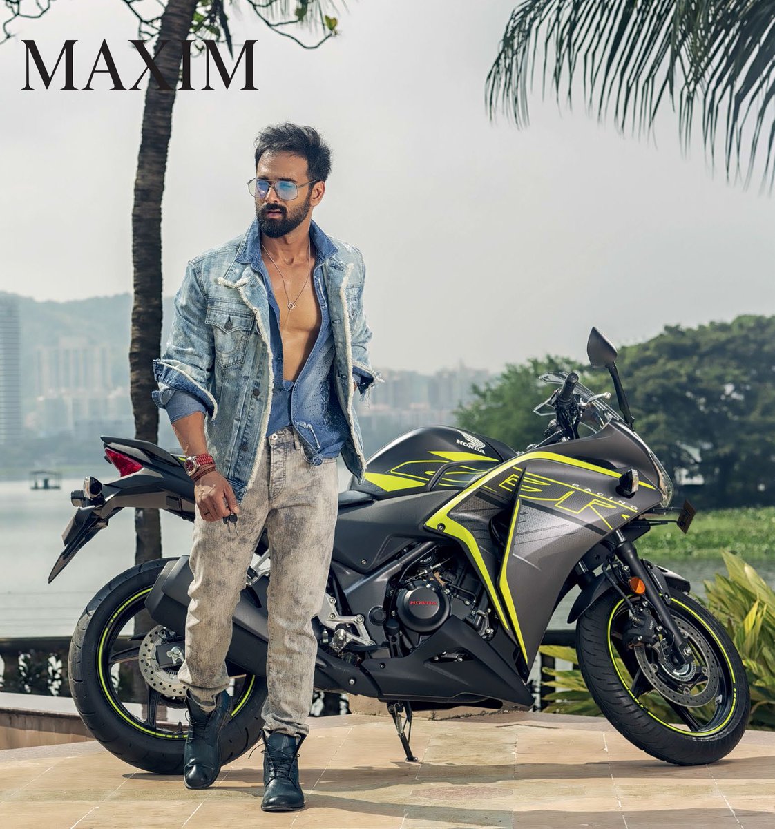 themensarsenal's tweet photo. @PulkitSamrat's go-to biking route?

'I love the old Pune highway. The feeling of friction on
that road is absolutely pulsating. Even the Mumbai-Goa
route is incredible.'

with @honda2wheelerin

#PulkitSamrat #MaximMan #MaximSteed #MaximIndia https://t.co/2erRtgjl4e