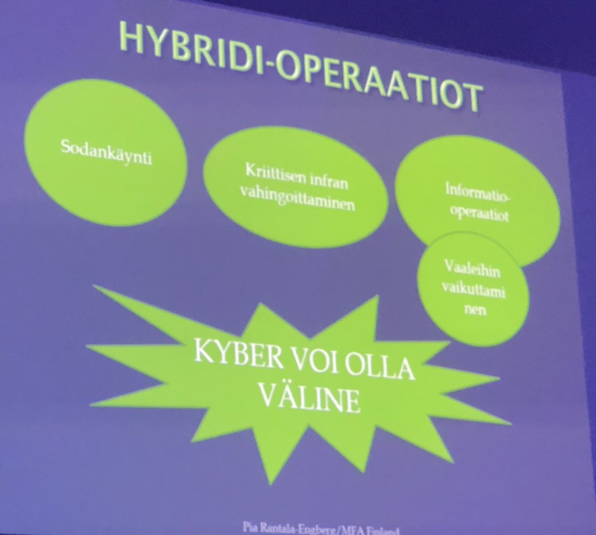 kimmorousku's tweet photo. #Kybersuurlähettiläs Pia Rantala-Engberg @Ulkoministerio kertoo ei niin tunnettua kyberin ulottuvuutta, #kyberpolitiikka #kyberdiplomatia #CyberSecurityNordic2018 #CSN2018 @VRK_Uutiset #digiturva https://t.co/nPKW6JkMIC