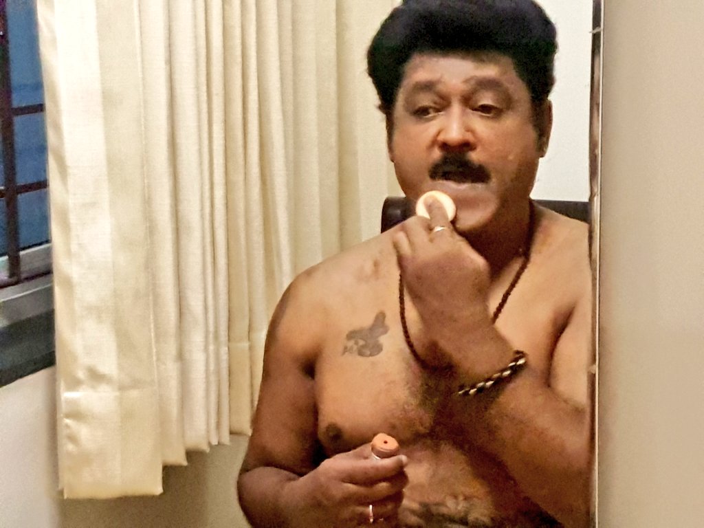 ʏᴏɢɪ ɢᴏᴡᴅᴀ (@yogigowda1) on Twitter photo ಮೇಕಪ್ ಒಂದು ಅಸಾಮಾನ್ಯ ಕಲೆ, ಅಣ್ಣಾವ್ರು ಹಾಗೂ ಟೈಗರ್ ಪ್ರಭಾಕರ್ ಅವರ ನಂತರ ನಟನೆಯ ಜೊತೆ ಜೊತೆಗೆ ಮೇಕಪ್ ಕಲೆಯನ್ನು ಕರಗತ ಮಾಡಿಕೊಂಡವರು ನಮ್ಮ ಜಗ್ಗಣ... <a href="/Jaggesh2/">ನವರಸನಾಯಕ ಜಗ್ಗೇಶ್</a>
ಇನ್ನೂ ಅನಾವರಣಗೊಂಡಿರದ ಇಂತಹ ಅದೆಷ್ಟೋ ಪ್ರತಿಭೆ ಇವರಲ್ಲಿ ಅಗಾಧವಾಗಿ ಅಡಗಿದೆ. ಮೇಕಪ್ ಒಂದು ಅಸಾಮಾನ್ಯ ಕಲೆ, ಅಣ್ಣಾವ್ರು ಹಾಗೂ ಟೈಗರ್ ಪ್ರಭಾಕರ್ ಅವರ ನಂತರ ನಟನೆಯ ಜೊತೆ ಜೊತೆಗೆ ಮೇಕಪ್ ಕಲೆಯನ್ನು ಕರಗತ ಮಾಡಿಕೊಂಡವರು ನಮ್ಮ ಜಗ್ಗಣ... <a href="/Jaggesh2/">ನವರಸನಾಯಕ ಜಗ್ಗೇಶ್</a>
ಇನ್ನೂ ಅನಾವರಣಗೊಂಡಿರದ ಇಂತಹ ಅದೆಷ್ಟೋ ಪ್ರತಿಭೆ ಇವರಲ್ಲಿ ಅಗಾಧವಾಗಿ ಅಡಗಿದೆ.