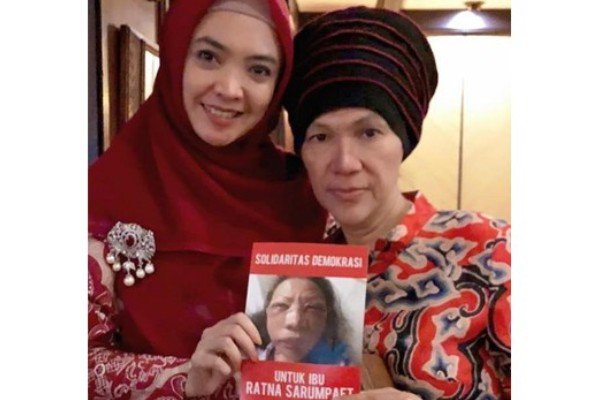 SeterahNegri's tweet photo. Kalian yakin kl mereka adalah korban si nenek? Yakin kl mereka tdk sekongkol untuk membuat kegaduhan? Bro jgn bohongi akal sehat mu...!! #SANDIwaraPrabohong https://t.co/CMGPdZdePK