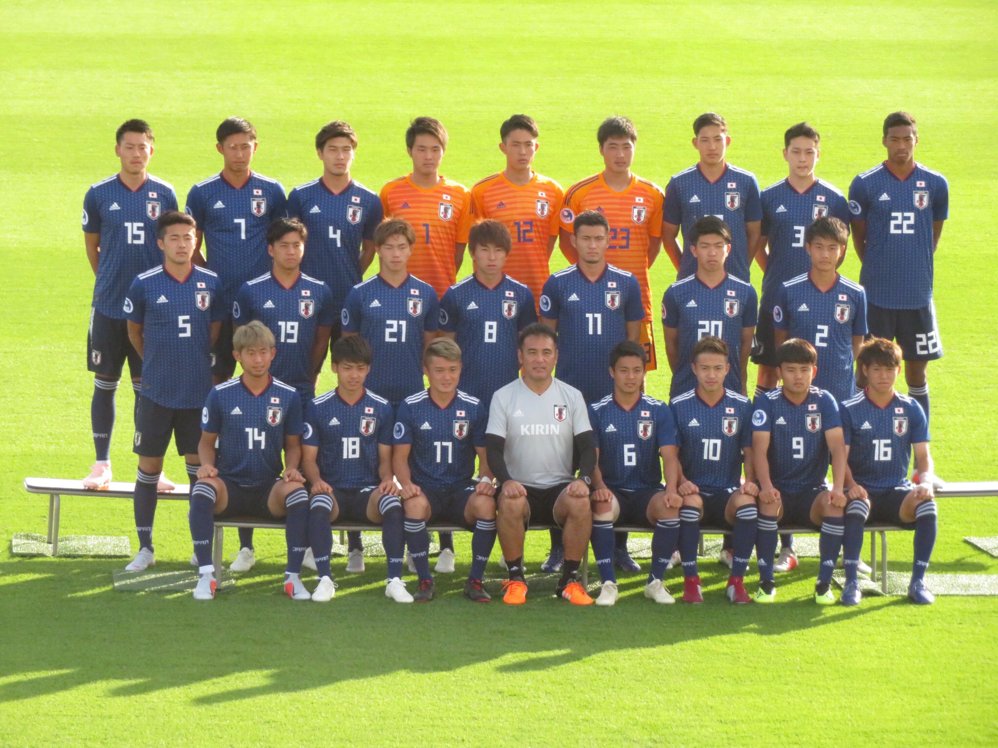 鈴木稔唯 シュトゥットガルト U19日本代表練習見学 午後練習前 集合写真 背中には 自分の名前が入った誇らしいユニフォームを着用 この大会の予選や親善試合では背番号だけだっただけに より代表への想いが高まると思う この23名でuワールド