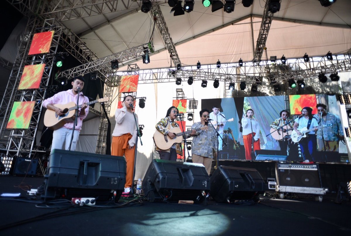 endahNrhesa's tweet photo. Foto-foto karya @nalasatmowi saat kami, Endah N Rhesa Extended, tampil di acara Synchronize Fest, Minggu (07/10), sudah bisa dilihat di halaman Facebook kami dengan membuka tautan berikut ini. Selamat menikmati. :) https://t.co/bHtFoix7o5
#earinfo #earextended #earphoto https://t.co/QzBCuJe8h0
