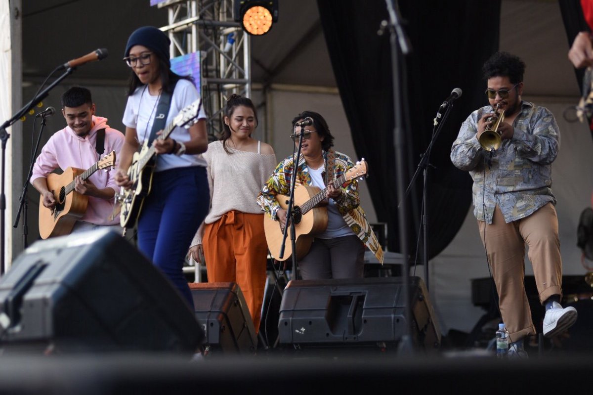 endahNrhesa's tweet photo. Foto-foto karya @nalasatmowi saat kami, Endah N Rhesa Extended, tampil di acara Synchronize Fest, Minggu (07/10), sudah bisa dilihat di halaman Facebook kami dengan membuka tautan berikut ini. Selamat menikmati. :) https://t.co/bHtFoix7o5
#earinfo #earextended #earphoto https://t.co/QzBCuJe8h0