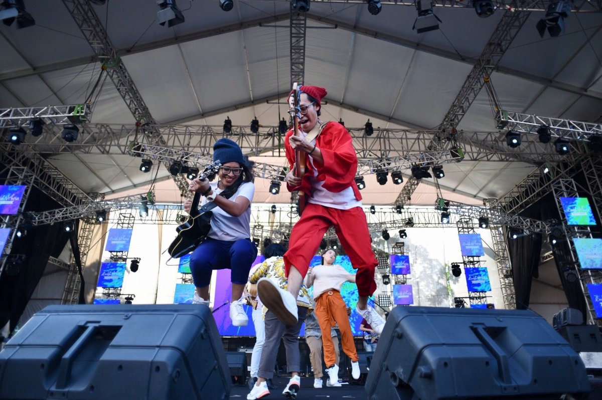 endahNrhesa's tweet photo. Foto-foto karya @nalasatmowi saat kami, Endah N Rhesa Extended, tampil di acara Synchronize Fest, Minggu (07/10), sudah bisa dilihat di halaman Facebook kami dengan membuka tautan berikut ini. Selamat menikmati. :) https://t.co/bHtFoix7o5
#earinfo #earextended #earphoto https://t.co/QzBCuJe8h0