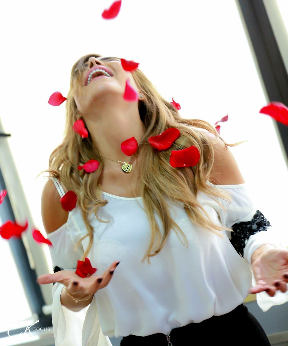 Ckfocus's tweet photo. @RimaNJEIM @RimaNjeimShow سنة ورا سنة وصوتك عا الهوا أحلى أمل ونضل نعيدك سنة بعد سنة عا قبال ١٠٠ يا أحلى ريما #ckfocus https://t.co/fwHLqGWrVD