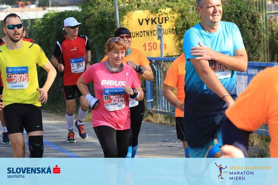 bibus_sk's tweet photo. BIBUS športujeme - Lenke a Vladimírovi ďakujeme za ďalšiu sériu fotografií z Medzinárodného Maratónu Mieru 2018 v Košiciach. Veľká poklona a obrovské gratulácie. #bibus #bibussportujeme #pridajsaknam #fitstyl #vamdavakridla #cajgel #bibuscup #oblecmesidresy #mmm #kosice #maraton https://t.co/yqu3LkkC59