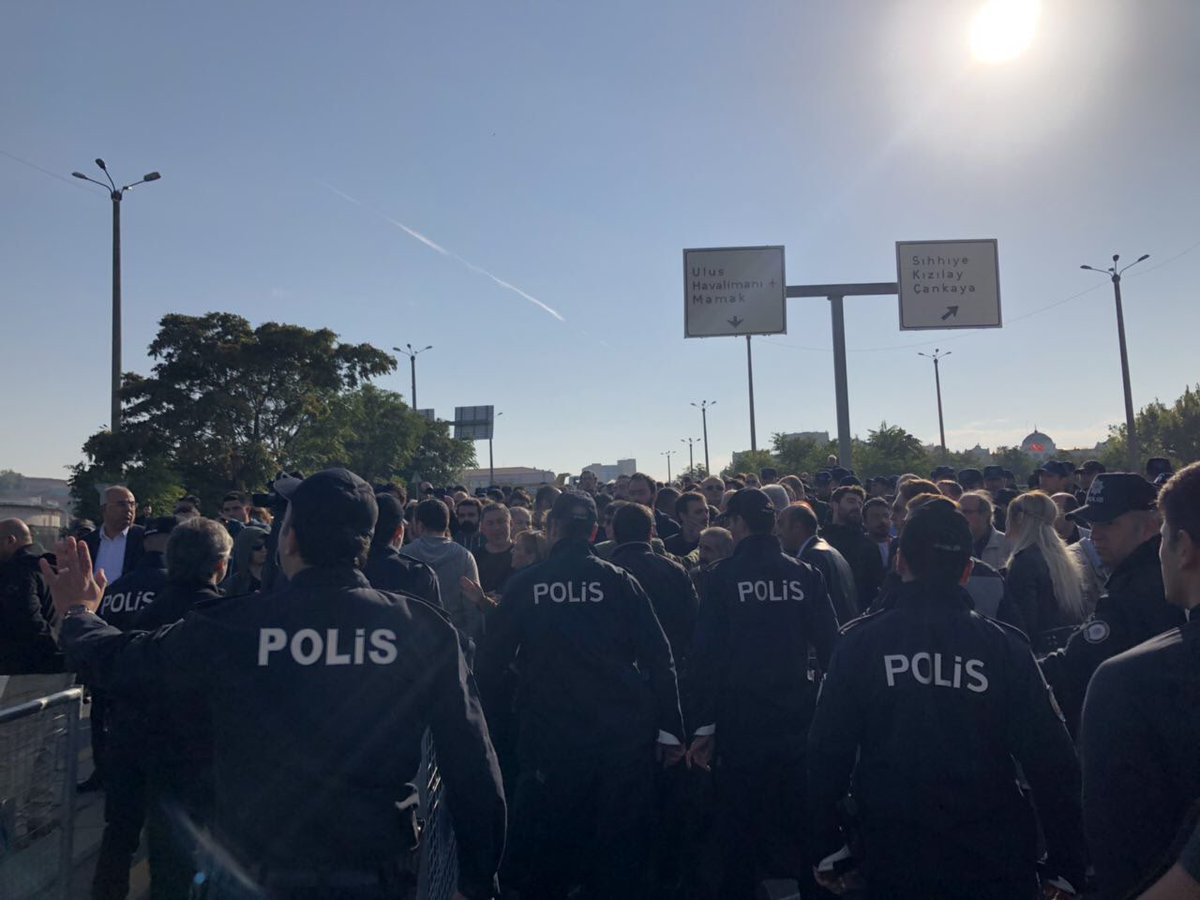 sgdfiletisim's tweet photo. Ankara Gar Katliamı’nın yıldönümünde katliamın gerçekleştirildiği yerde yapmak istediğimiz anmaya polis saldırdı. Unutmayacak, affetmeyecek “Adaleti Kazanacağız!”
#10EkimAnkaraKatliamı https://t.co/1R0BM2LhNF