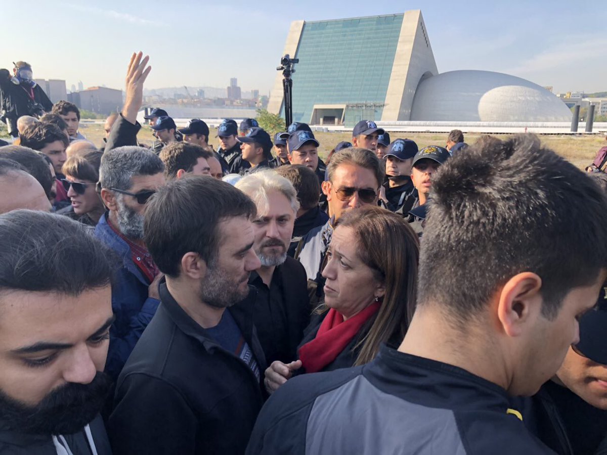 sgdfiletisim's tweet photo. Ankara Gar Katliamı’nın yıldönümünde katliamın gerçekleştirildiği yerde yapmak istediğimiz anmaya polis saldırdı. Unutmayacak, affetmeyecek “Adaleti Kazanacağız!”
#10EkimAnkaraKatliamı https://t.co/1R0BM2LhNF
