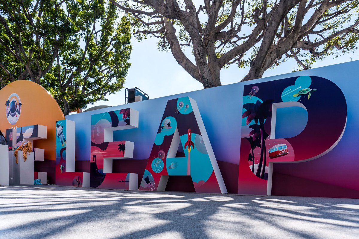 RobertLuxTweets's tweet image. A truly inspiring day meeting some really curious, passionate, and visionary people. A few photos from #LeapCon day 1. Props @magicleap