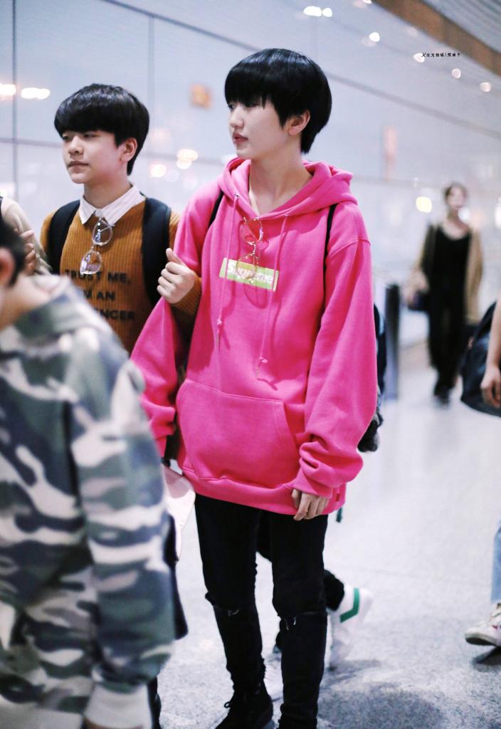 Boy_Story12's tweet photo. ซินหลง:หานเกอ ขิงผมคับ!!
หานอวี่:ฉันไปเป็นของนานตั้งแต่เมื่อไหล่
ซินหลง:ก็เมื่อคืนใงเกอ
หานอวี่:😑😑
#ก็เรามโนเก่ง #Xinlong #Hanyu #Hanlong https://t.co/sSk8WFqXHL
