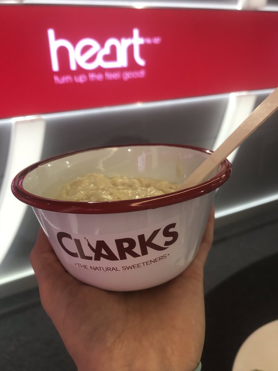 Thank you, <a href="/Clarks_It/">Clarks It!</a>. DELISH porridge 🤤🤤🤤. Happy #WorldPorridgeDay!