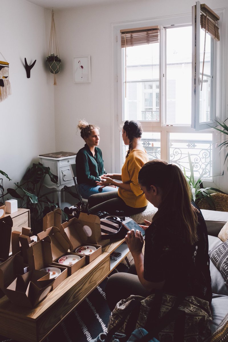 J-6! ✨ Make up, mise en scène, accessoires, lumières... nous voici en pleine action avant le tournage des vidéos 🎥
📸 studiodstn
🏡 <a href="/ManonSilvaRoma/">Manon Silva Roma</a> 
💁‍♀️ bijouxkallune
💄 makeupbyestelle 
#bougiefleurie #flowercandle #newad