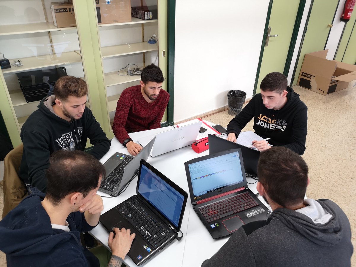 mahnane_nabil's tweet photo. Equipazo @banmbotics #1ARI3_TALLER #Robotica #mendizabala https://t.co/igafvsPTrq