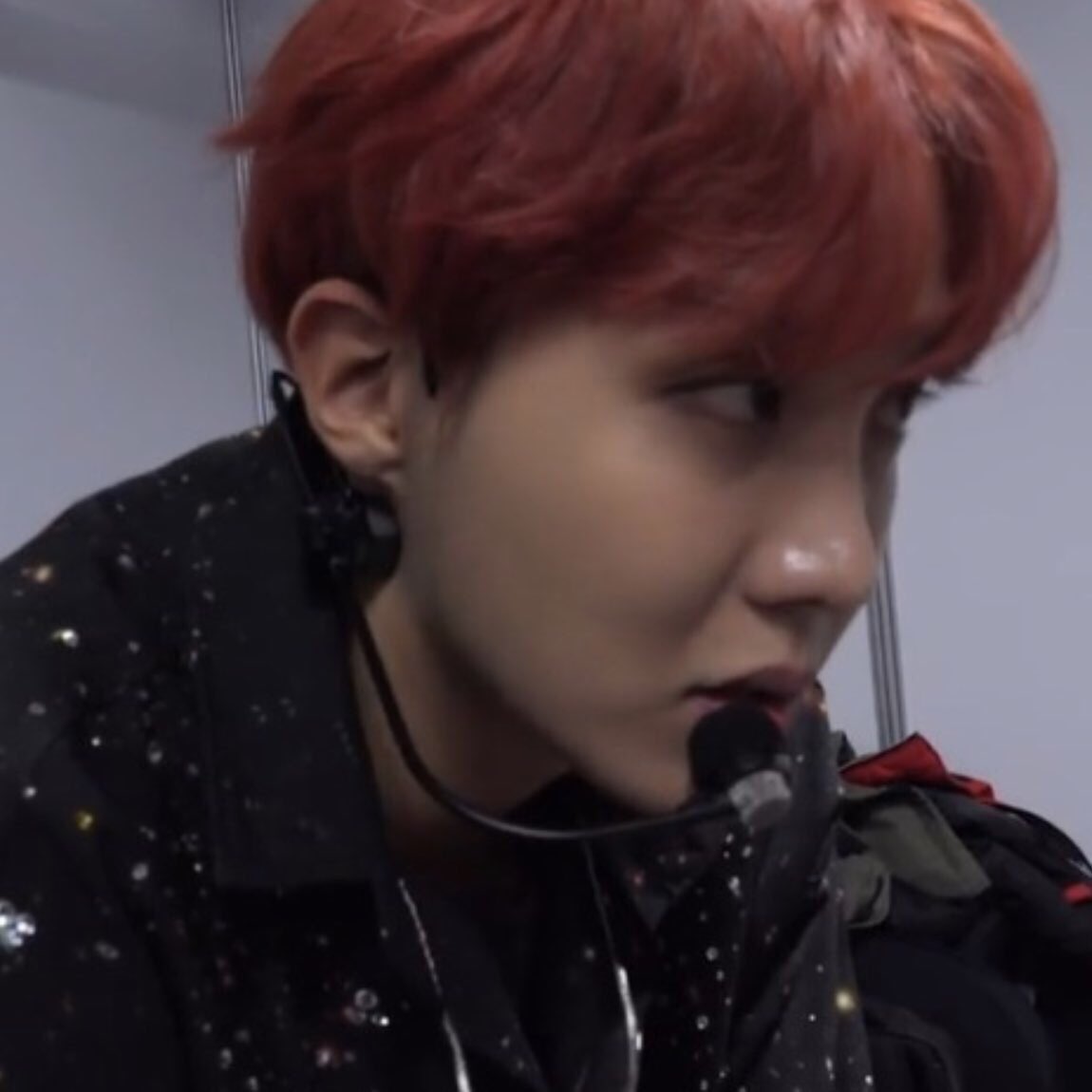 y666nie's tweet photo. heres a thread of red haired hoseok bc im sad https://t.co/XvFSLDWzwl