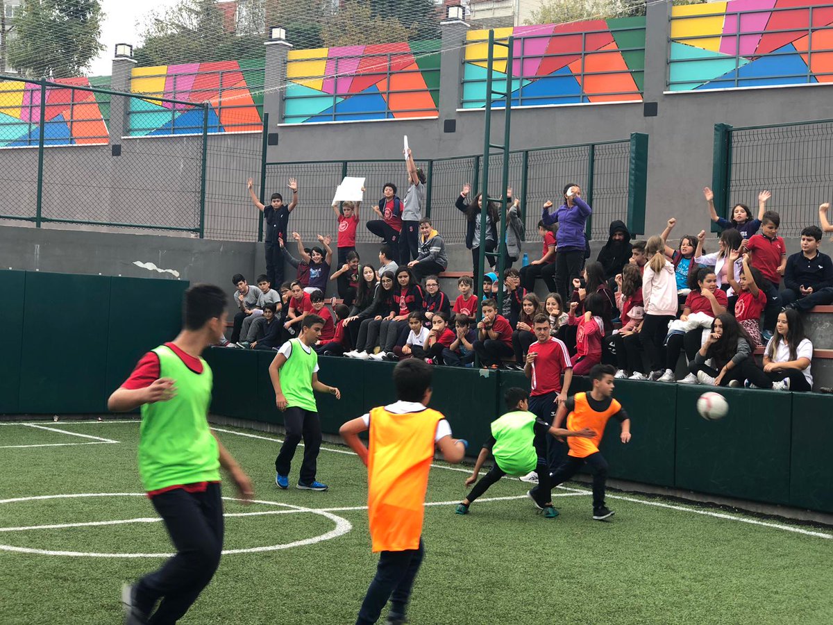 sinavkolejiusk's tweet photo. Ortaokul sınıflar arası futbol turnuvamız başladı. turnuvamızın ilk maçında 7.sınıflar ve 5. sınıflar karşı karşıya geldi. Seyircilerimiz maçı büyük ilgiyle izledi. Maç 7. sınıfların 3-0 galibiyetiyle sona erdi, ama asıl kazanan dostluk oldu.☺️
#uskudarsinavkoleji #çarşamba #Tbt https://t.co/EC7MRHHF2L