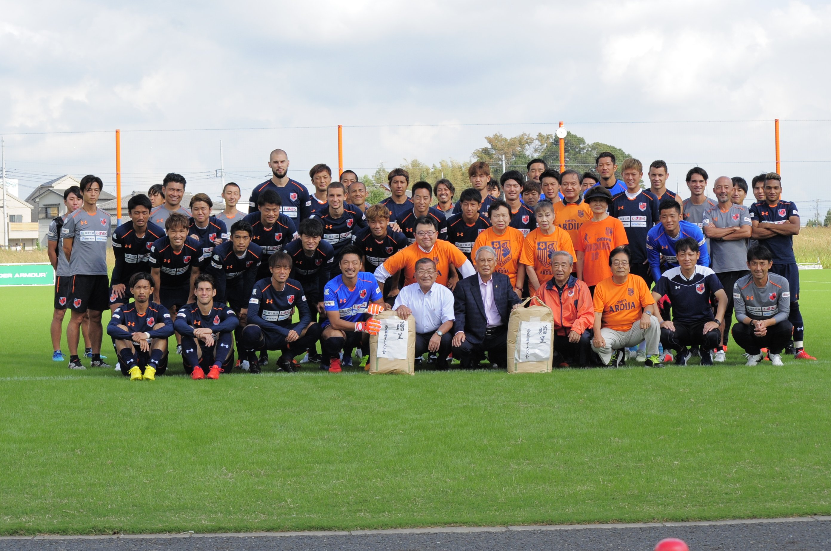 大宮アルディージャ 公式 على تويتر 本日の練習前 西区指扇オレンジ会の皆さまより 地元で収穫された 新米 60 を贈呈していただきましたm M なお 志木クラブハウスにも同じく60 の新米を頂戴しました いつもご支援いただき ありがとうございます Ardija