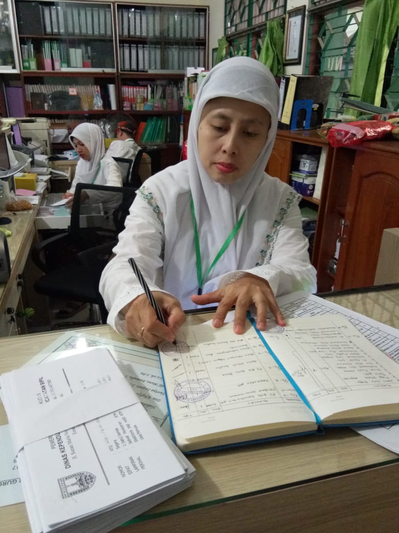 dukcapilkudus's tweet photo. Delivery'nya DINAS DUKCAPIL KUDUS hari ini nih gaes. saat mengantar akta kelahiran ke rumah sakit dan surat pemberitahuan akan di adakan nya perekaman KTP untuk anak sekolah ke sekolah-sekolah yang ada di kudus.
@pututwinarno09
@dukcapil_jateng
#GISA #KUDUSPEDULI #kudusupdate https://t.co/9s68lHA9b3