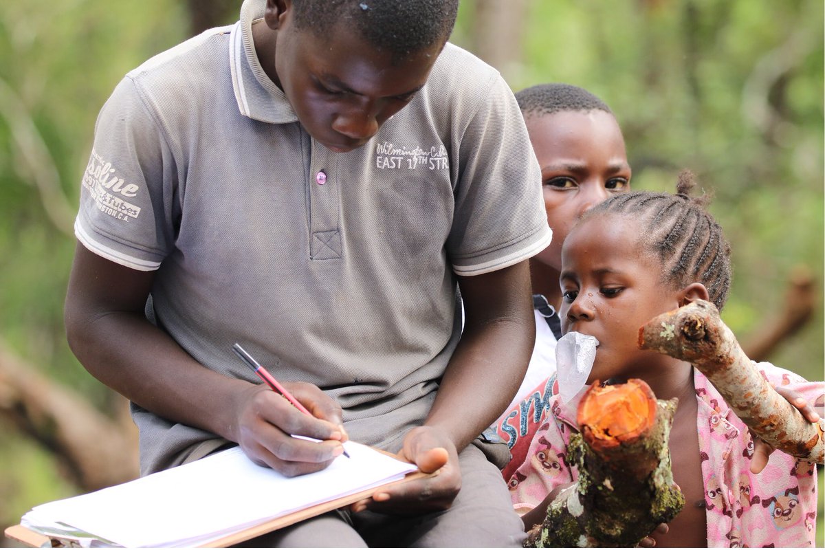 ICRC_SAfrica's tweet photo. After the phone call, Mesheck writes a #RedCrossMessage to his family explaining his plans to stay at Mantapala Refugee Settlement as his friends look on. After what he experienced when he fled, Mesheck wants to wait for the situation to get better before he goes home. [4] https://t.co/M25gUapX87