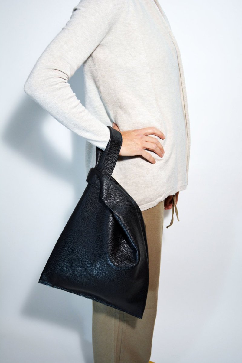 EdoCollection1's tweet image. Black Leather Handbag #leather #leatherbifoldpurse #vegansunglassescase #mensleathermoneyclip #blackmenswallet #menswallets #mensleatherwallet #blackleatherwalletformen #madeinflorence #madeinitalykeyrings
$90.00
➤ goo.gl/639omC
via @outfy