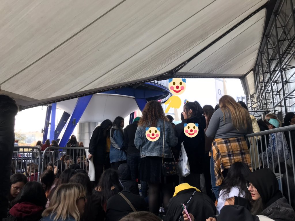 hobimangs's tweet photo. people are pushing in the queue after we have been here for hours. you can’t come here at 8am and expect to cut the line like that. step back in line bitch 🙄
(it’s the 3 girls with the clown emojis, one is hiding behind their friend)
#O2line #BTSinLondon https://t.co/7JKBlAne6p