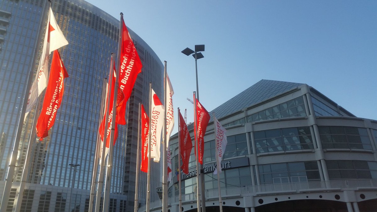emergarryedit's tweet photo. Day 1 of @Book_Fair is getting started! #fbm18 https://t.co/qzONNWCXb8