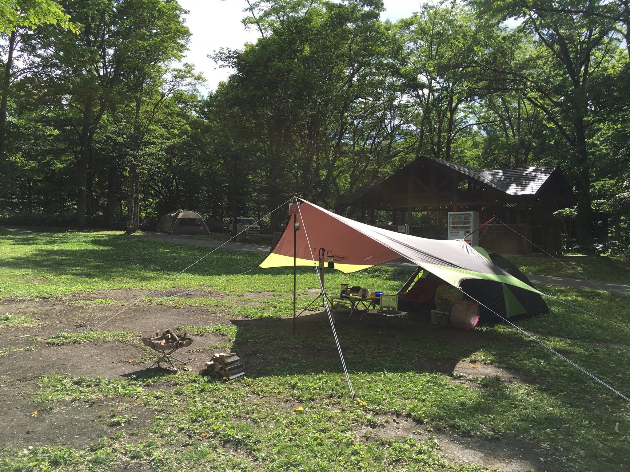 孤独のグルメン キャンパー コールマンのツーリングドームはソロキャン幕の超定番ですが 小川張りでヘキサライト2と組ませるとなかなか格好良いと思います 入口をポールで張り出すと 幕単体でも充分完結できます テントの日