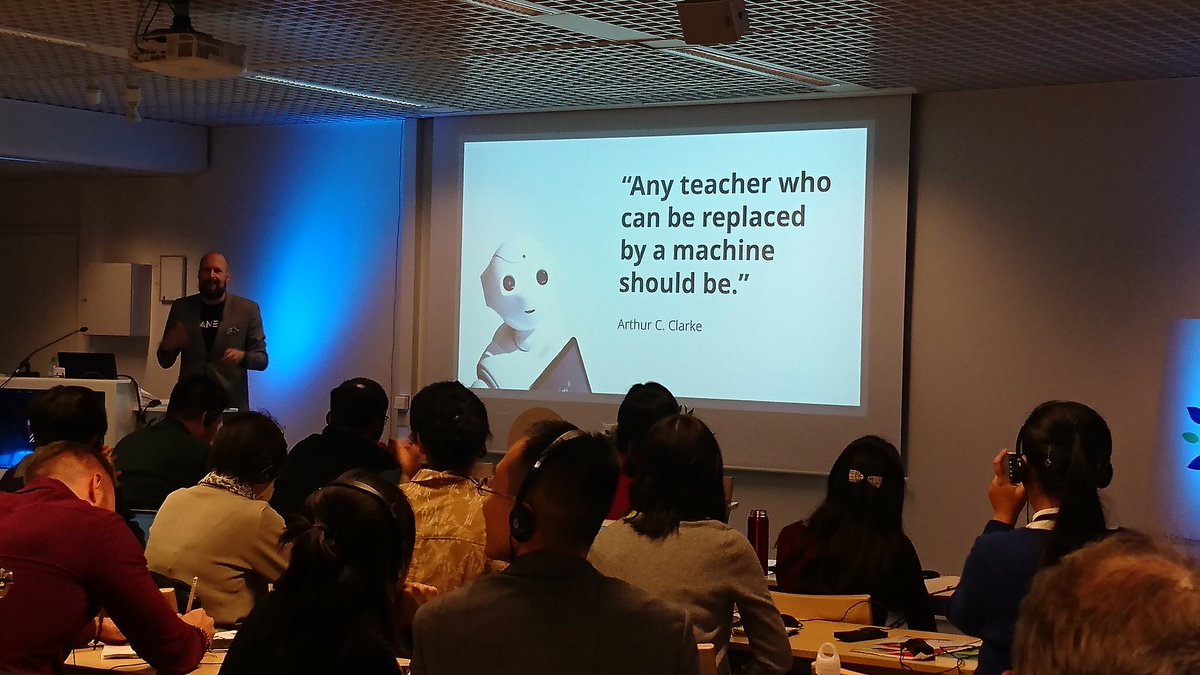 Mikä on ihmisen tuoma lisäarvo opetukseen? Varmasti jokainen meistä on joskus istunut luennolla, jossa opettaja on tunnin ajan lätkinyt kalvoja toisensa perään ja opiskelijat kopioivat kalvoja käsi krampissa. <a href="/Claned_/">Claned</a> <a href="/Karelia_amk/">Karelia-amk</a> @riverialainen #mindtrek18 #tekoäly #opettaja