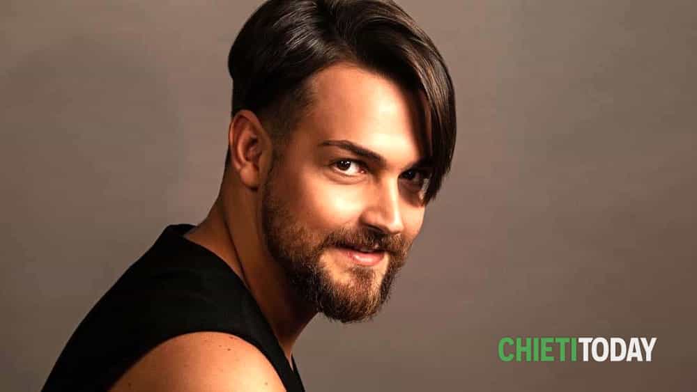 Valerio Scanu incontra i fan a Megalò dlvr.it/QmshMF