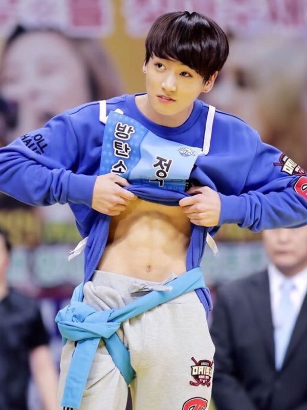 Purple_TAETH's tweet photo. เดือนเมษาอากาศอุณหภูมิไม่รู้จะกี่องศาเซลเซียส ขนาดหัวค่ำยังร้อนอบอ้าว วอน บฮ.เนื่องด้วยเรากลัวบังทันจะร้อนระคายเคืองกัน ซีทรูไม่ต้อง เปิดแบบนี้เลยค่ะ และขอพัดลมตัวใหญ่ๆให้บังทันด้วยความเคารพรัก💜 @BTS_twt #BTSLoveYourselfBKK https://t.co/EVM4M0Valj