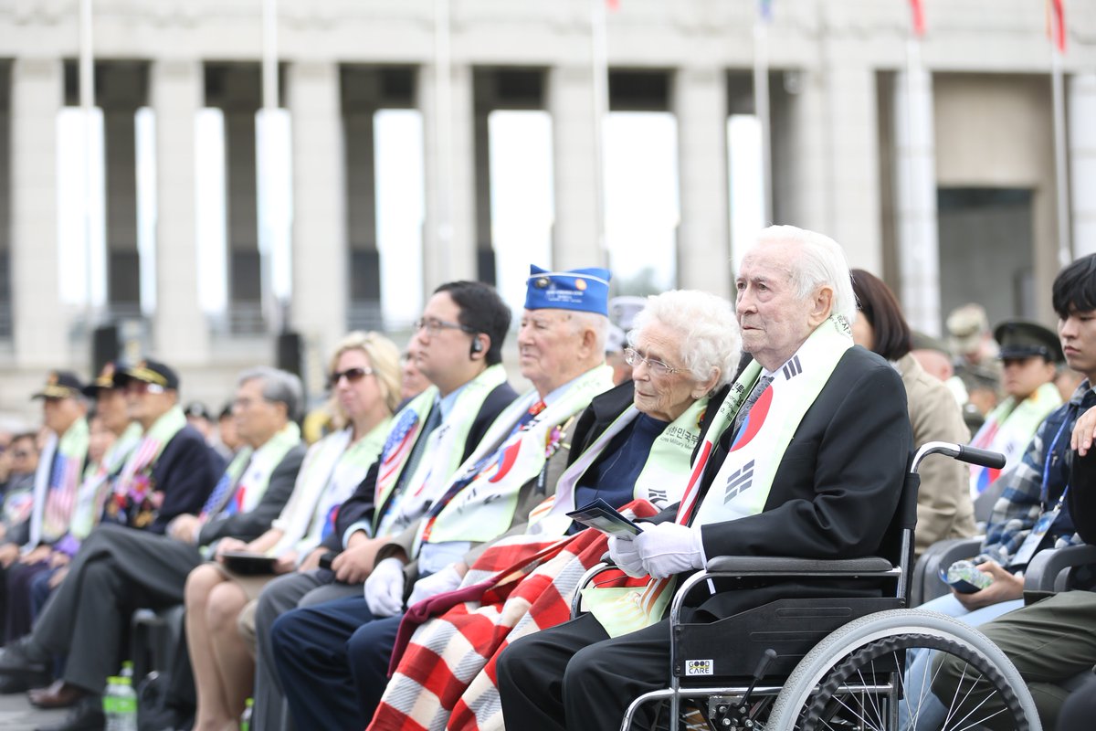 오늘 서울 용산 전쟁기념관에서 장진호 전투영웅 추도식이 엄수되었습니다. 보훈처장이 대독한 추도사에서 참전용사와 유가족들께 존경과 감사의 마음을 전했습니다. 숭고한 희생을 통해 살아남은 사람들은 용사들이 남긴 자유와 평화의 가치를 한순간도 잊지 않고 있습니다. goo.gl/YQps4m