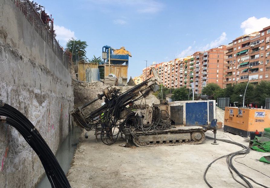 cimenter_'s tweet photo. #CIMENTER Ejecutando #anclajes al terreno (2 niveles) para muro pantalla en Av. de Andalucía de #Jaén. 56 Vdas de Nueva promoción. #Tesado con éxito en las complicadas margas arcillosas.

#geotecnia #ingeniería #construcción https://t.co/dhiNY1dr3k