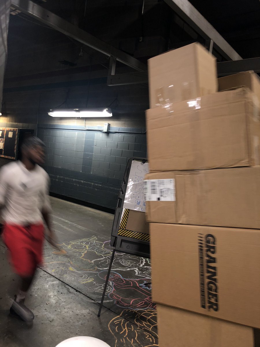 HubAlabama's tweet image. Our #GuardTheGate activity on Monday showed employees demonstrating what they would do if packages were falling towards them #MCM #MostCommonMondays  #InjuryFree #WayToBe #UPSSafetyRelay #StepBackFromFallingPackages @ExperienceUPS @JACMSHubFdrUPS1 @UPStempe