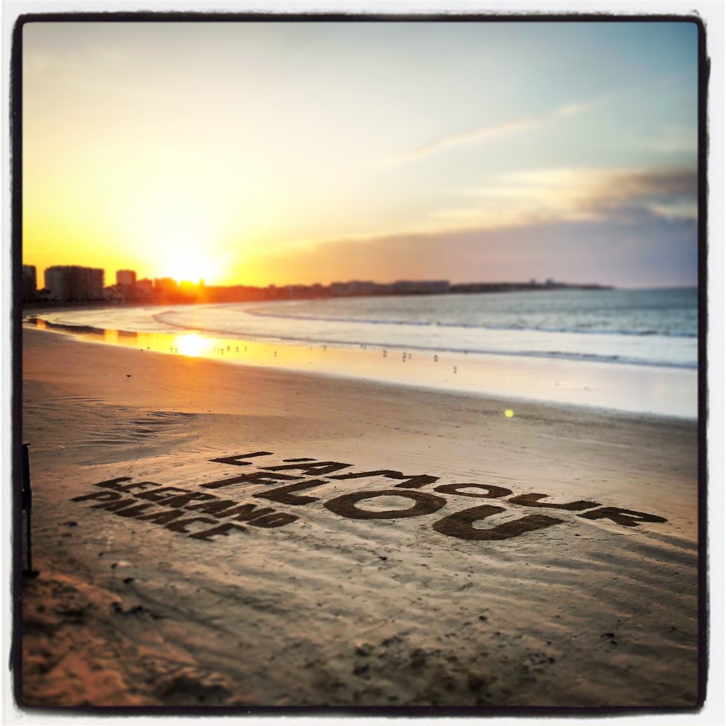 L’AMOUR FLOU sort aujourd’hui au <a href="/LeGrandPalace85/">CinémaLeGrandPalace</a> ... même le soleil est complètement flou d’amour 🌅