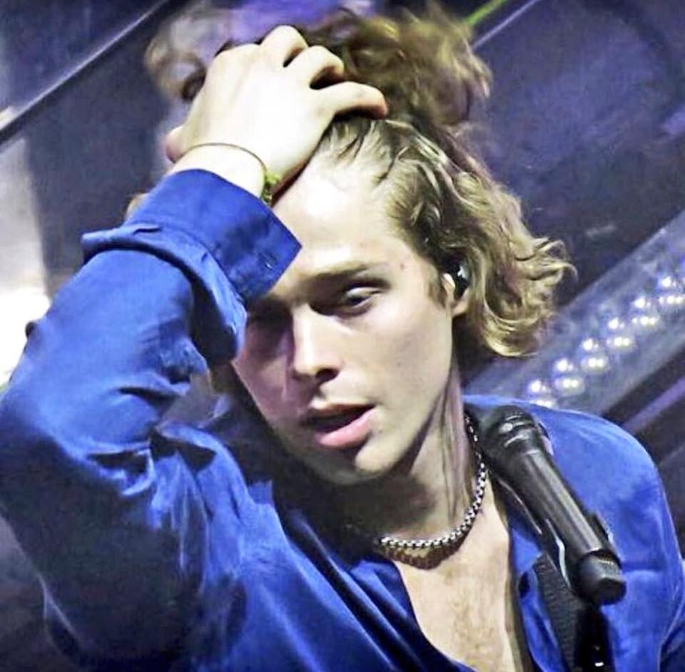 Virtual5SOS's tweet image. How is luke hemmings even real?!?!