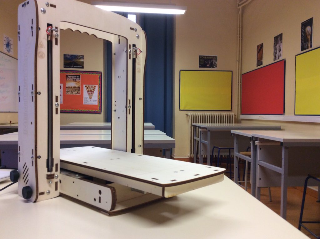 switchtoprof's tweet image. La démo de la @MiniCut2d s&apos;est super bien passée 
Sans bruit , sans accrocs et rapidement les pièces ont été découpée 

Cette machine est fiable et sa conception est parfaitement adaptée pour une classe de techno

C&apos;est une machine 🇫🇷 solide 👍
J&apos;en suis fan 😍

#madeinfrance