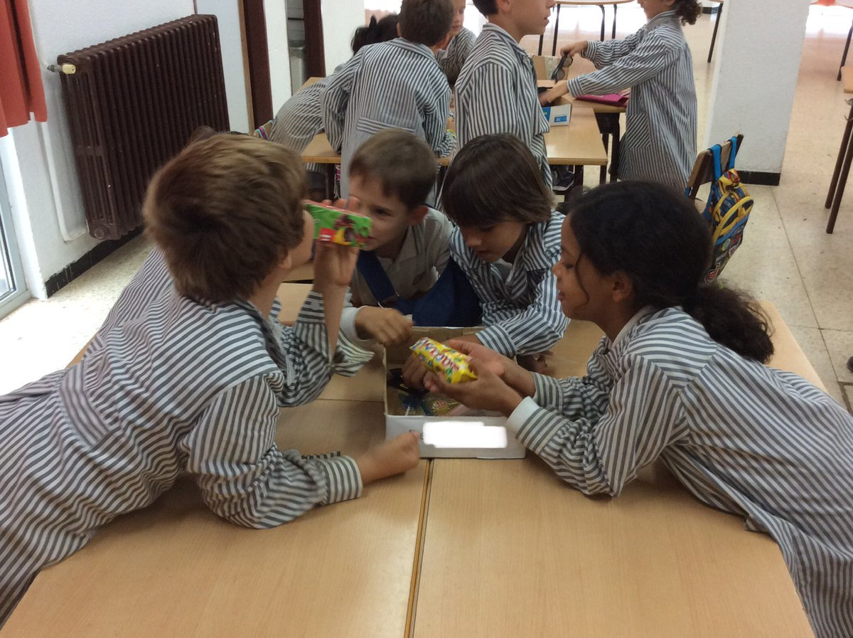 pmariasantcugat's tweet image. A 2n de primària treballem els cinc sentits a partir de caixes misterioses. Quin sentit serà el que s’amaga darrere de cada caixa? Les pistes i objectes que hi trobem a dins ens ajuden a descobrir-ho! 👍#santcugat #sorpresa #sentits #primaria