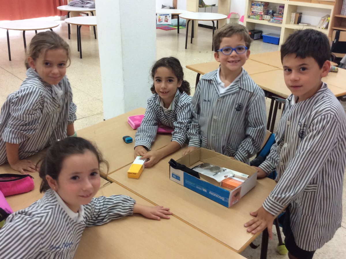 pmariasantcugat's tweet image. A 2n de primària treballem els cinc sentits a partir de caixes misterioses. Quin sentit serà el que s’amaga darrere de cada caixa? Les pistes i objectes que hi trobem a dins ens ajuden a descobrir-ho! 👍#santcugat #sorpresa #sentits #primaria